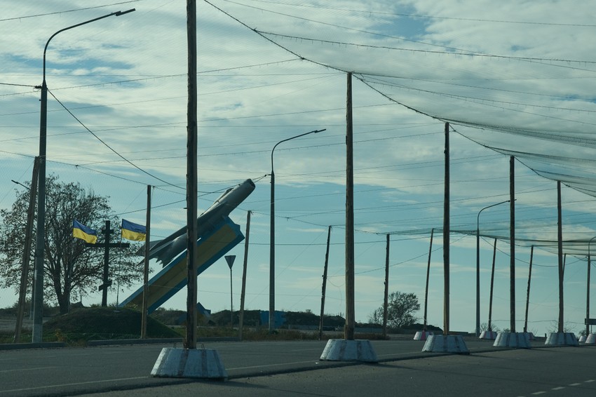 Mreža za zaštitu od FPV dronova na prilazu gradu Hersonu na jugu Ukrajine