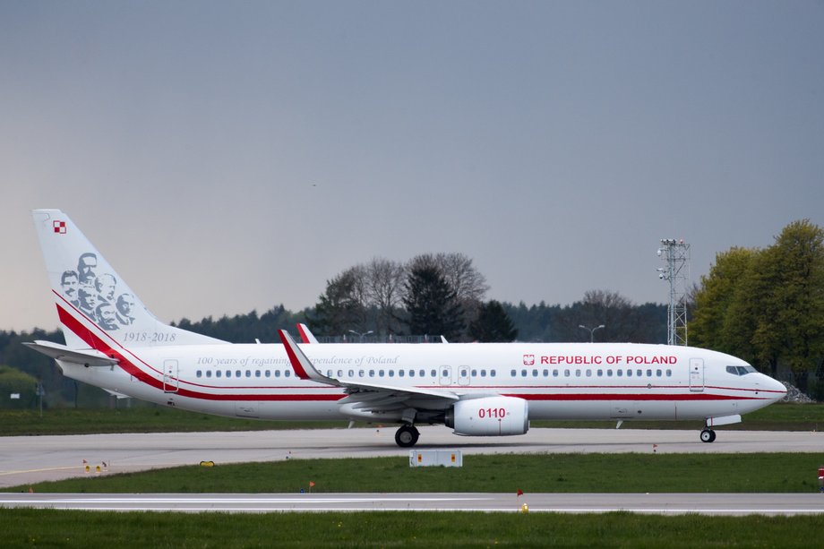 Boeing 737-800 NG w biało-czerwonych barwach to samolot pasażerski sił powietrznych.