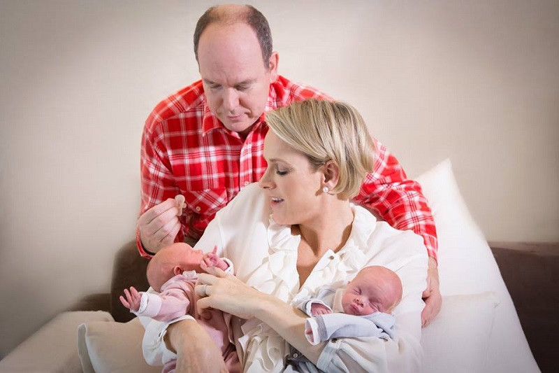 Księżna Charlene i książę Albert z dziećmi