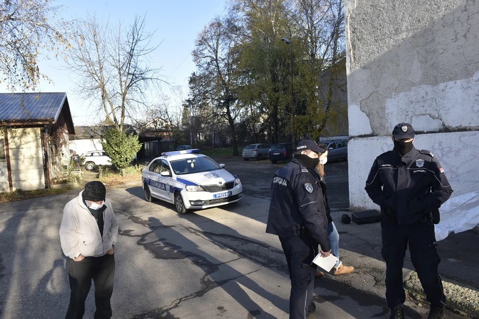 Telo muškarca u dvorištu škole