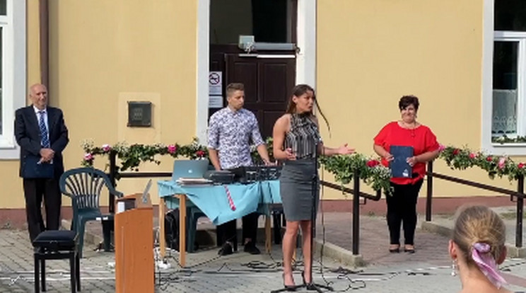 Az énekesnő egy dalt is előadott a vácrátóti iskola évzáró rendezvényén. /Fotó: Instagram