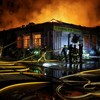Vatrogasci se bore sa požarom u skladištu u Kijevu u ranim jutarnjim satima | Foto: Reuters