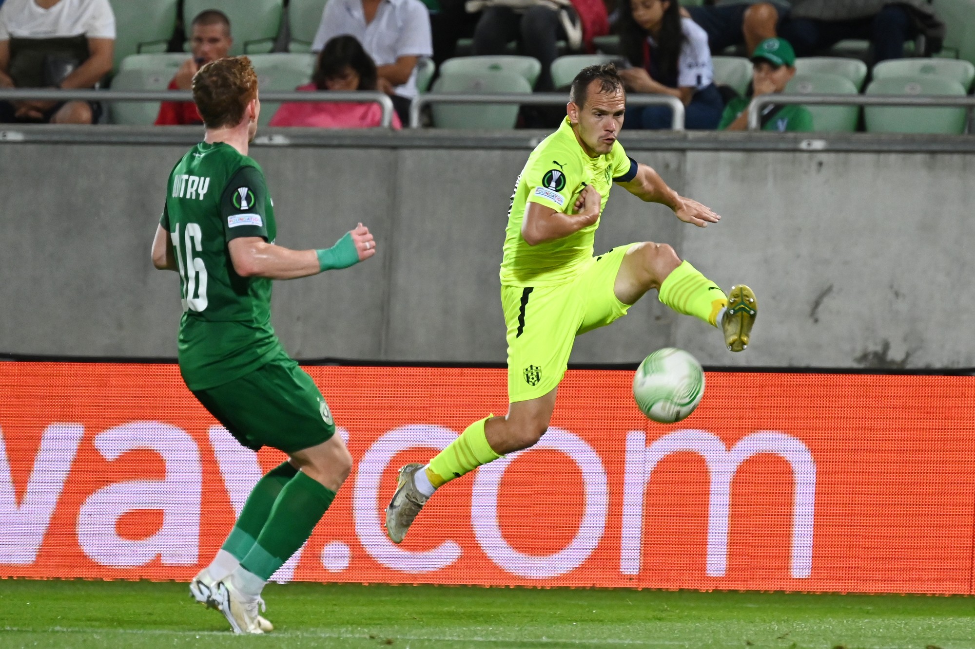 Vpravo kapitán Spartaka Martin Mikovič a hráč Ludogorca Aslak Fonn Witry.