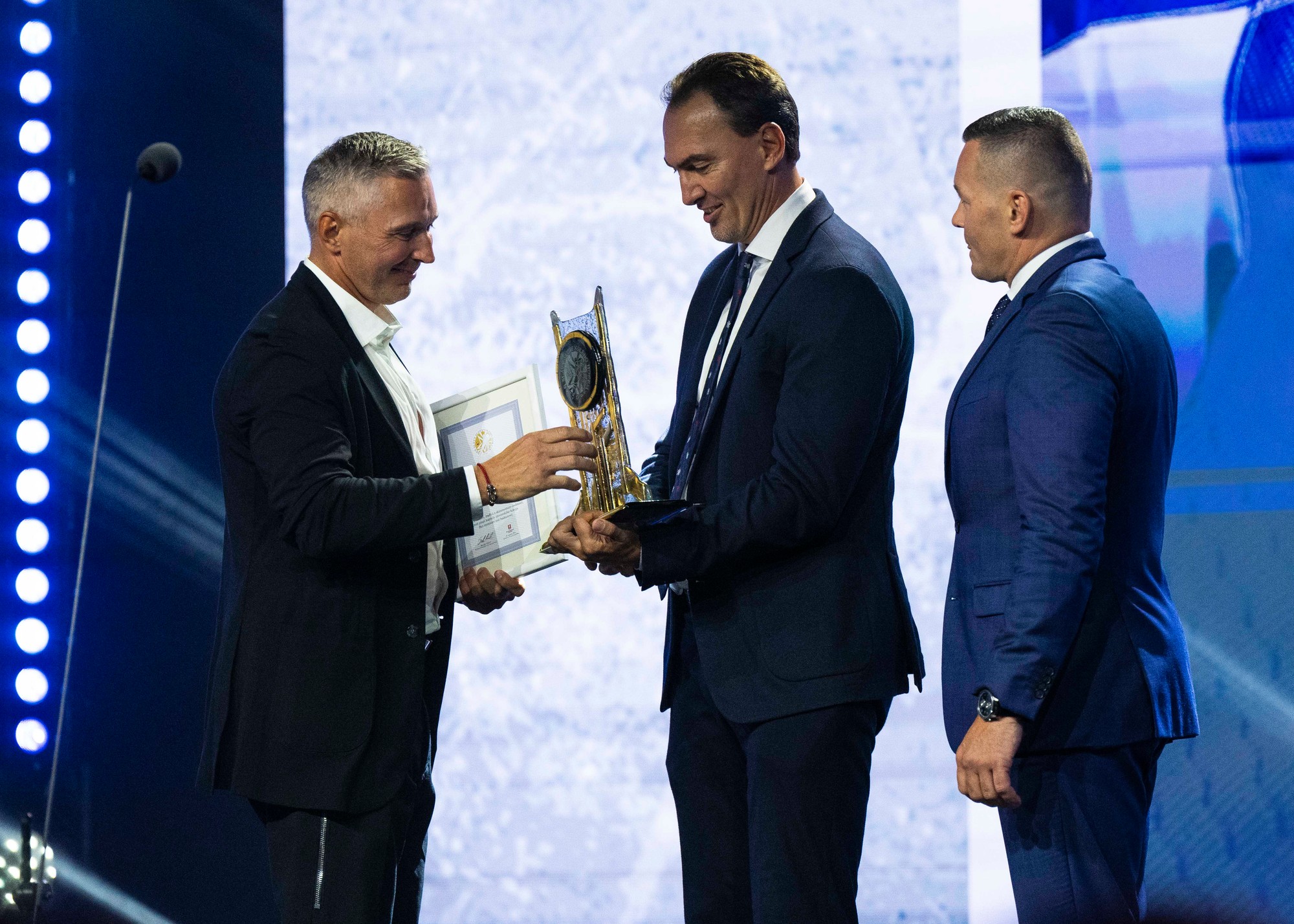 Hokejista roka 2024: Bývalý slovenský obranca Ľubomír Višňovský, ktorého uviedli do Siene slávy slovenského hokeja. Uprostred prezident Slovenského zväzu ľadového hokeja Miroslav Šatan a generálny sekretár SZĽH Miroslav Lažo (vpravo).