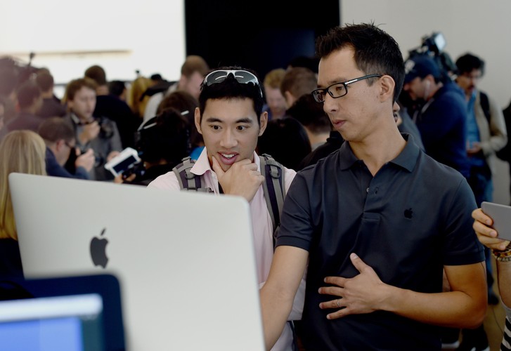 Przedstawiciele mediów przed 27-calowym komputerem iMac firmy Apple Inc z wyświetlaczem 5K Retina.<br><br> Fotograf: Noah Berger / Bloomberg