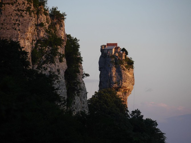 Stena na kojoj živi monah