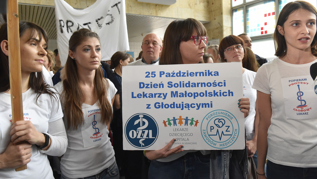 Dziś w Małopolsce trwa "dzień bez lekarza". W ramach akcji protestacyjnej, ogłoszonej przez małopolskie OZZL, lekarze, oprócz tych dyżurujących, mieli nie przyjść do pracy. Mimo tego jednak większość placówek pracuje, pacjenci są przyjmowani jak na co dzień.