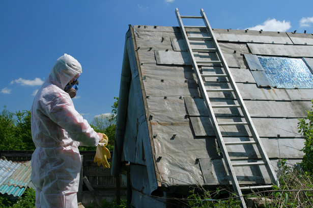 Usuwanie azbestowych pokryć dachowych. Czy gmina ma prawo do obniżenia VAT?
