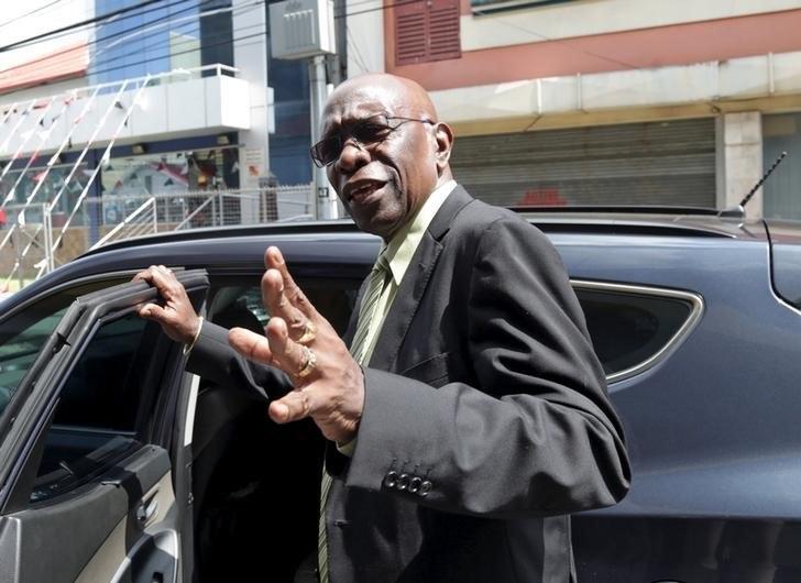 Former FIFA vice-president Jack Warner gestures while talking to reporters after leaving the Magistrates' Court, where he is fighting a request for his extradition to the U.S. on corruption charges, in Port of Spain, Trinidad, August 28, 2015. REUTERS/Andrea De Silva