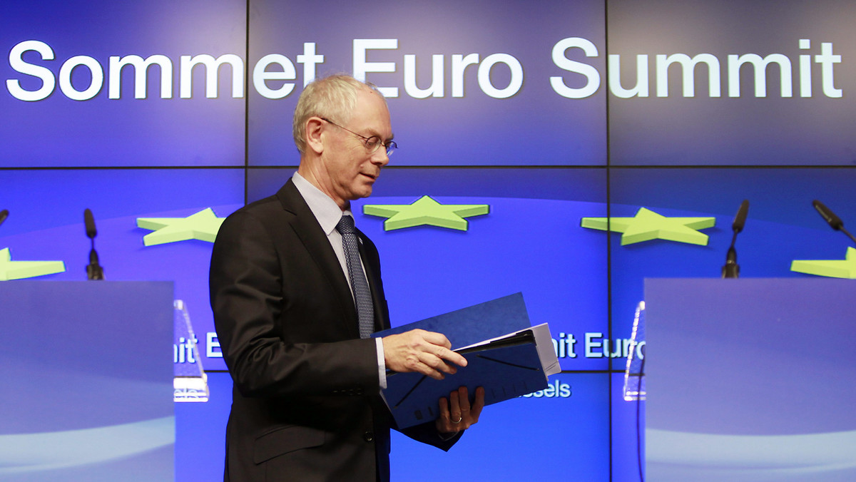 Przywódcy eurolandu porozumieli się z sektorem bankowym w sprawie redukcji długu Grecji z 50 proc. stratami dla posiadaczy greckich obligacji - poinformował przewodniczący Herman Van Rompuy. Grecki dług zmniejszy się o 100 mld euro, z obecnych 350 mld euro.