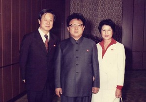 Kim Džon Il sa otetim glumcima