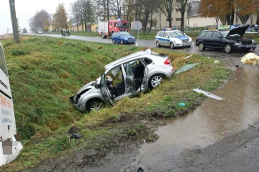 Tragiczny wypadek w Bogdanowicach na Opolszczyźnie. Na zdj. rozbite renault i audi, z którym się zderzyło