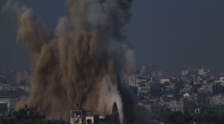 Izrael légicsapást mér a Gázai övezet északi részére Dél-Izraelből fotózva 2023. november 10-én/Fotó: MTI/AP/Leo Correa