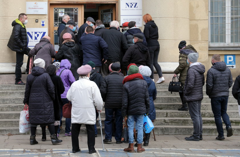 Kolejka do szczepień na covid w Łodzi