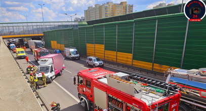 Groźny wypadek w Warszawie. Ciężarówka zderzyła się z dostawczym busem