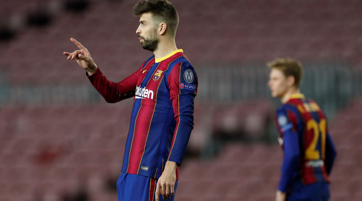 Pique rendesen kiosztotta csapattársait a PSG elleni BL-meccsen. / Fotó: EPA/Alberto Estevez.