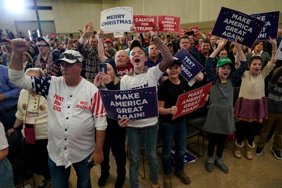 Trampove pristalice na skupu u Voterluu, Ajova, 19. decembra