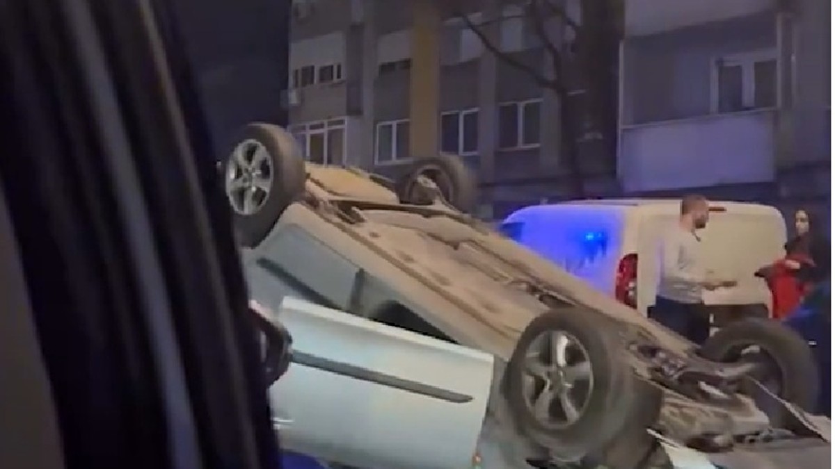 (VIDEO) AUTOMOBIL ZAVRŠIO NA KROVU, DELOVI SVUDA PO PUTU! Karambol u Vojislava Ilića: Hitna pomoć na licu mesta