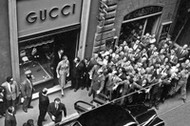 Książę Monaco Rainer III i jego żona – aktorka Grace Kelly opuszczają butik Gucci w Rzymie, 1956 r.