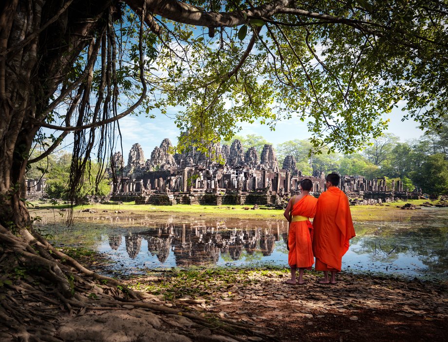 Wyrusz z plecakiem w egzotyczną podróż po Azji Południowo-Wschodniej. Koniecznie zaplanuj noclegi w takich miejscach, jak Chiang Mai w Tajlandii, Angkor Wat w Kambodży (na zdjęciu), w Laosie, Wietnamskim Hanoi oraz na Bali i w Ubud w Indonezji.