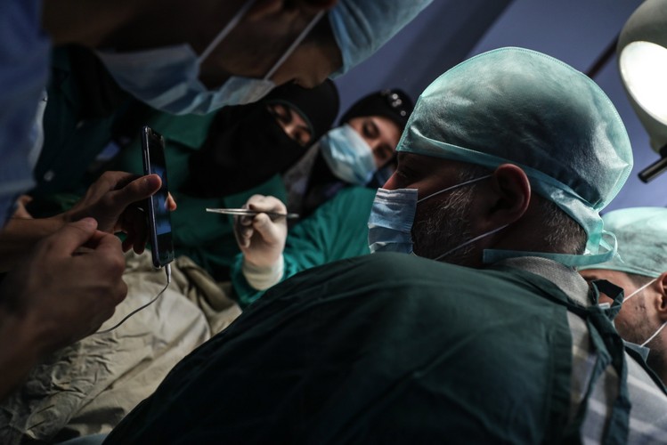 LEKARZE-BOHATEROWIE. OPEROWALI NOWORODKA, KONSULTUJĄC SIĘ PRZEZ INTERNET