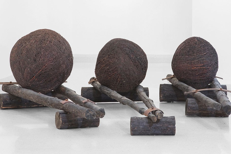 Magdalena Abakanowicz „Black Balls IV, V, VI”, 1987 (Aukcja 14 marca 2023, Polswiss Art)