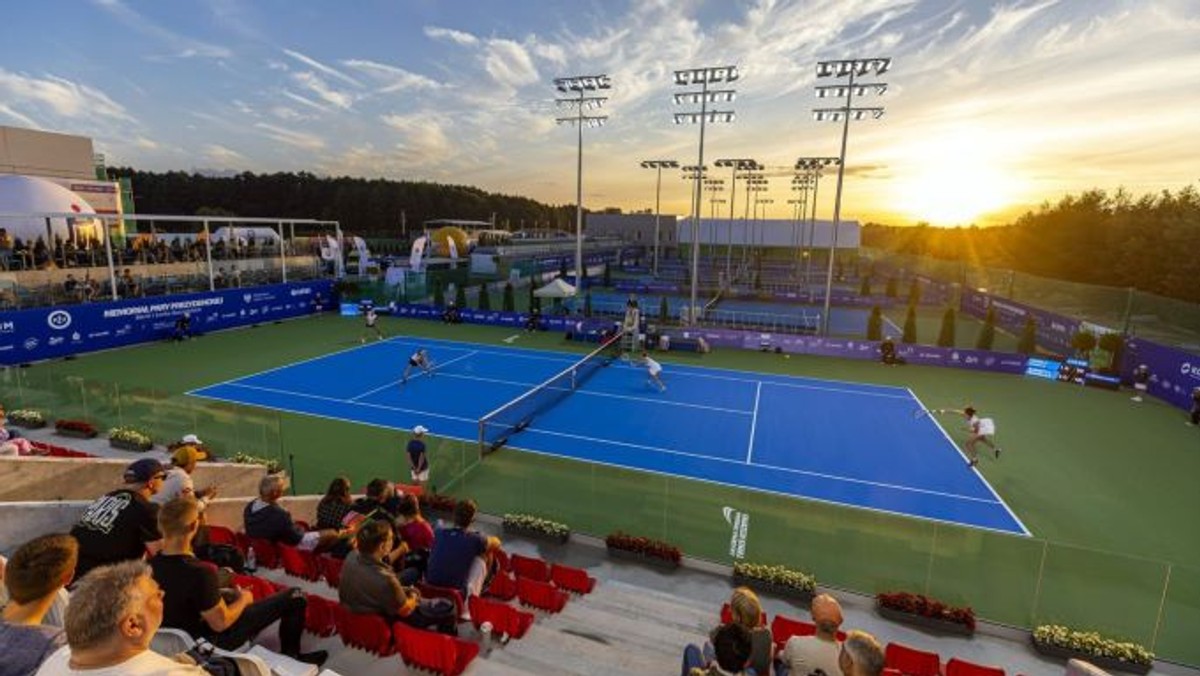 <strong>W Kozerkach - niewielkiej miejscowości pod Grodziskiem Mazowieckim - rozwija się najnowocześniejszy ośrodek tenisowy w Polsce. Akademia Tenisowa Tenis Kozerki właśnie ogłasza otwarcie - wartej ponad 32 mln złotych - najważniejszej części inwestycji. Na tym jednak nie koniec, ponieważ celem projektu jest stworzenie kompleksowego ośrodka, który stanie się kolebką polskiego tenisa i gwarantem sukcesu kolejnych pokoleń zawodników.</strong>