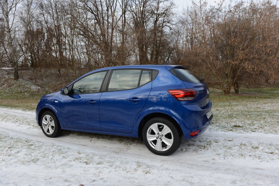 Dacia Sandero TCe 100 LPG to nie jest model o szczególnie interesującej sylwetce, ale auto wygląda po prostu dobrze. Pomyślano nawet o małym spoilerze na pokrywie bagażnika.