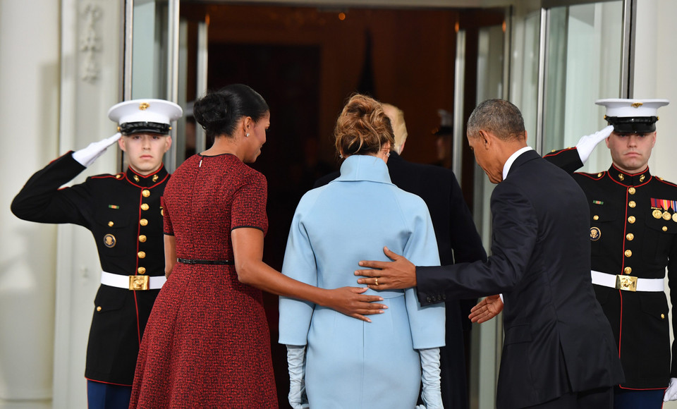 Michelle i Barack Obama witają Donalda i Melanie Trump w Białym Domu