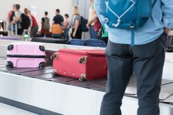 Uwaga, oszustwo! Proponują luksusowe, zagubione walizki z lotniska na Okęciu. Można stracić wszystko