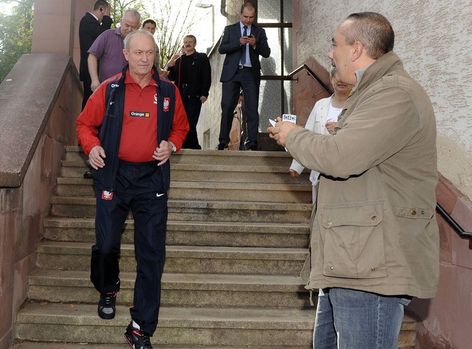 Franciszek Smuda wychodzi z lokalu wyborczego