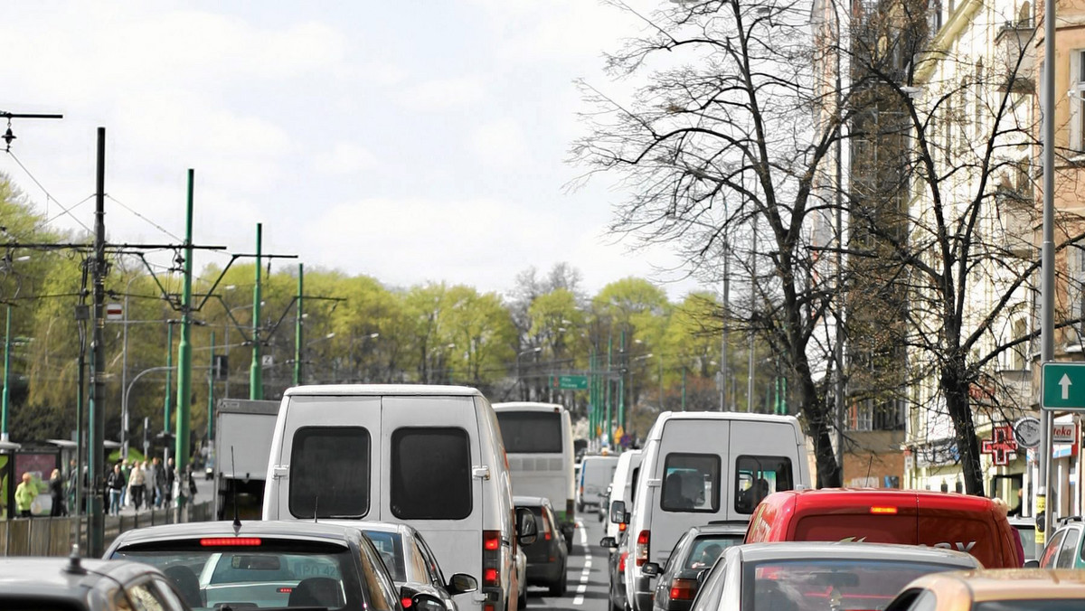 Od poniedziałku zamknięty jest dla ruchu wiadukt na ul. Chartowo, oraz ulica Piaśnicka. Wiadukt będzie wyłączony z ruchu na pół roku. Kierowców od samego rana czekały duże utrudnienia w ruchu - informuje portal epoznan.pl.