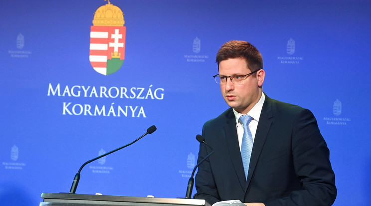 Gulyás Gergely, a Miniszterelnökséget vezető miniszter a Kormányinfó sajtótájékoztatón a Miniszterelnöki Kabinetiroda Garibaldi utcai sajtótermében 2022. február 3-án / Fotó: MTI/Bruzák Noémi