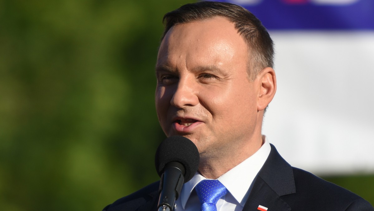 Prezydent Andrzej Duda powiedział dziś w Nowym Dworze Gdańskim, że obecnie obowiązująca ustawa zasadnicza jest "konstytucją okresu przejściowego". - Jest konstytucją, która powstała w czasie, kiedy obóz Solidarności nie był przy władzy. Chcę, aby Polacy mieli poczucie, że konstytucja jest ich, że została stworzona według wzoru, który oni podyktowali - dodał.