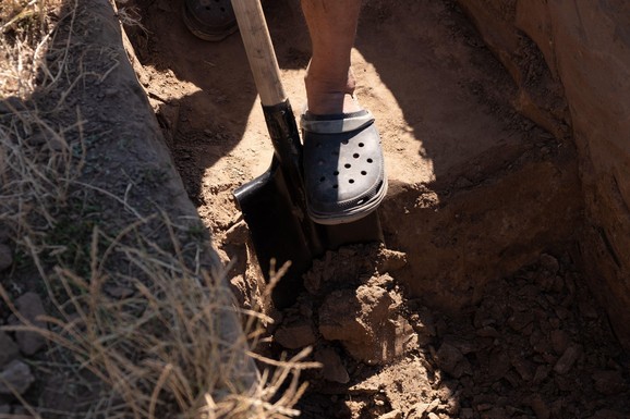 BIZARNO Muškarcu rekli da ne može da podigne novac s računa pokojne sestre, on ISKOPAO NJENO TELO I DONEO PRED BANKU!