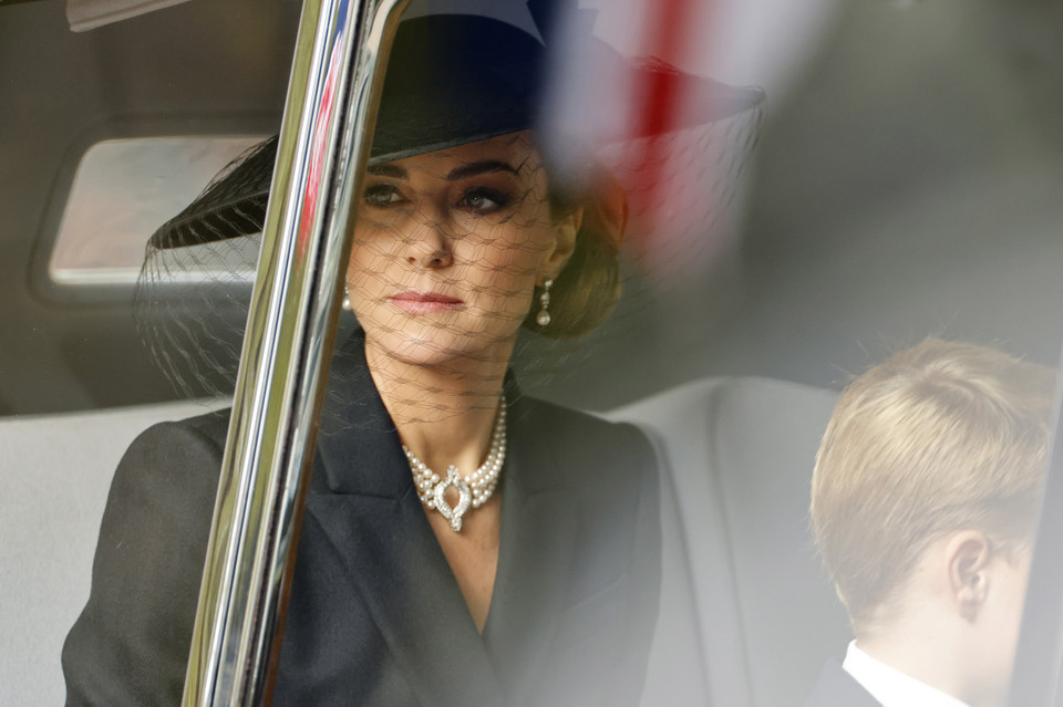 Księżna Kate na pogrzebie Elżbiety II. W piękny sposób oddała hołd królowej  - Plejada.pl