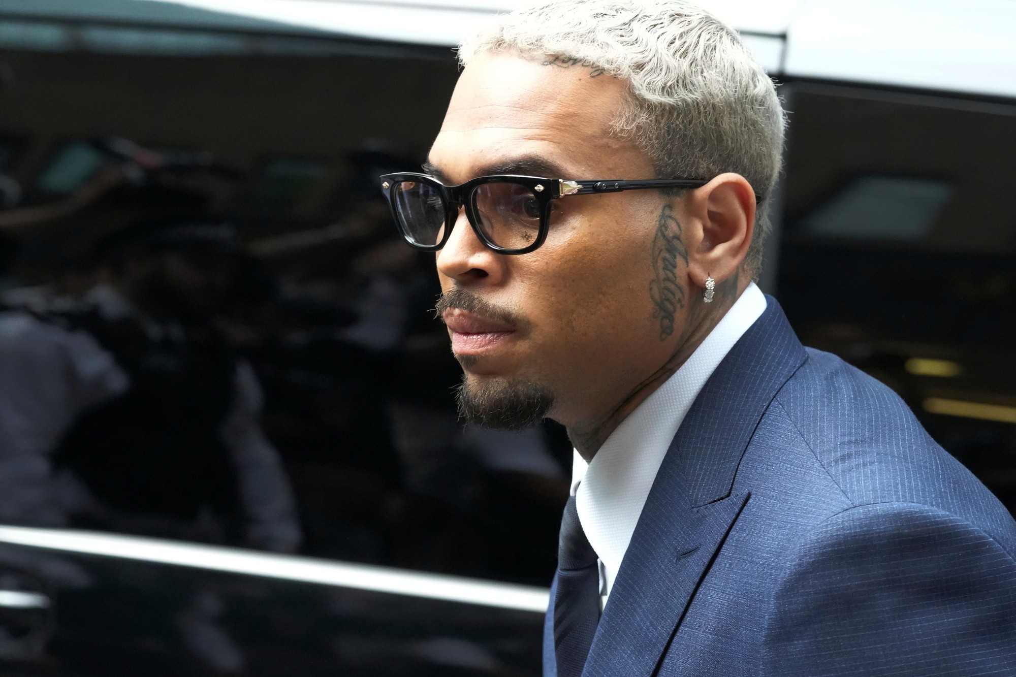 Americký spevák Chris Brown pred britským súdom.