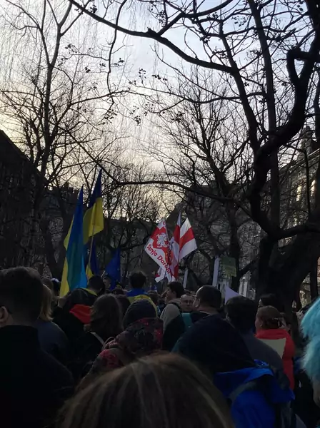 Demonstracja solidarnościowa z Ukrainą, Kraków - 24 lutego 2022 r. / Ofeminin