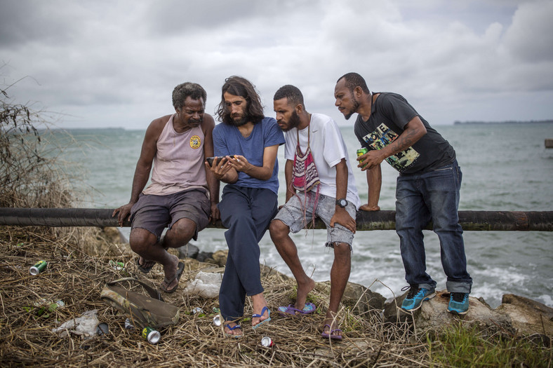 Behrouz Boochani z mężczyznami z okolicy obozu dla uchodźców Manus Regional Processing Centre