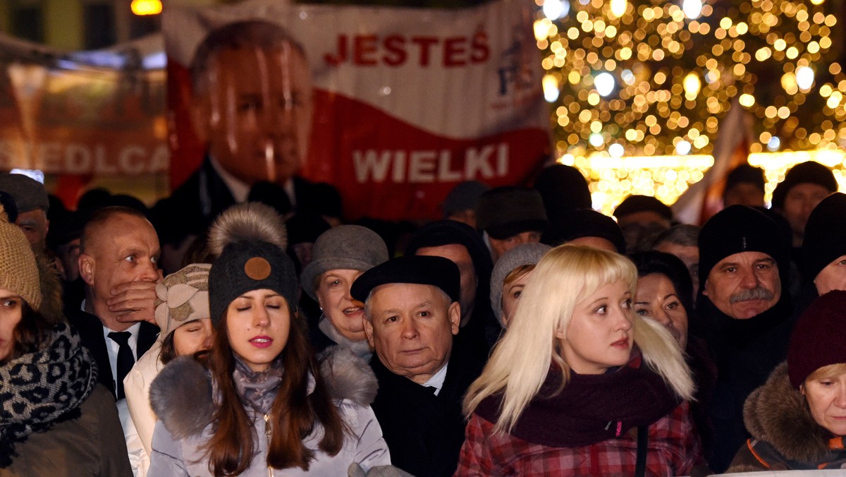 - Jesteśmy coraz bliżej prawdy o katastrofie smoleńskiej; działania, które się temu przeciwstawiają nic nie pomogą - powiedział prezes PiS Jarosław Kaczyński w 81. miesięcznicę katastrofy smoleńskiej. Zwyciężymy wbrew tym, którzy łamią prawo i chcą sparaliżować Sejm - oświadczył. Wystąpienie Kaczyńskiego było zagłuszane przez zgromadzonych przed Pałacem Prezydenckim Obywateli RP, którzy krzyczeli m.in. "Ręce precz od grobów!".