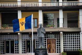 Barbados zrywa unię personalną z Wielką Brytanią. Stał się republiką