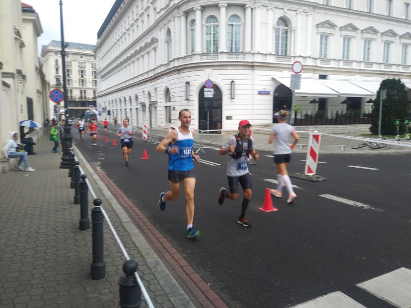 Marcin Bujak (41 l., w czerwonej czapeczce) podczas 42. PZU ORLEN Maratonu Warszawskiego