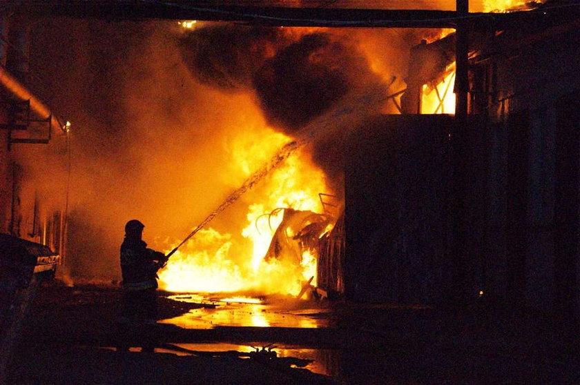Pożar hali w fabryce folii