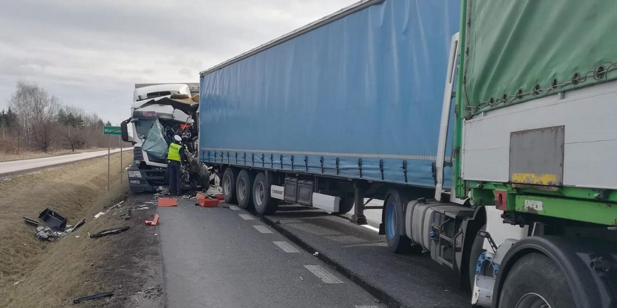 Tragiczny wypadek w Mszczonowie. Zderzyły się tiry. Zginął kierowca