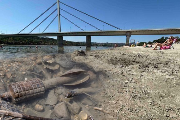 (FOTO, VIDEO) STUB MOSTA SLOBODE "IZAŠAO" NA OBALU! Nikad viđene scene na Dunavu: U suvom koritu bombe, olupine brodova, KOSTI MAMUTA, a situacija neće skoro biti bolja