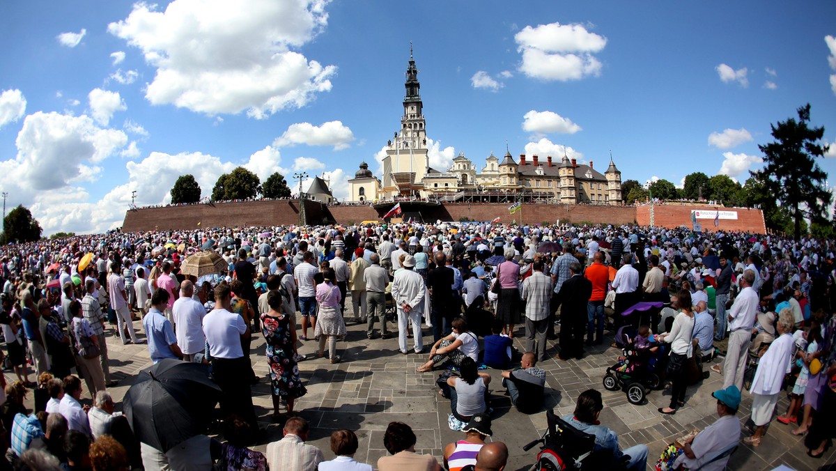 - Obecny arcybiskup krakowski przewodzi nam w walce o wartości moralne – mówił o abp. Marku Jędraszewskim w Częstochowie kard. Stanisław Dziwisz do uczestników 39. Pieszej Pielgrzymki Krakowskiej, którzy po sześciu dniach wędrówki dotarli na Jasną Górę.