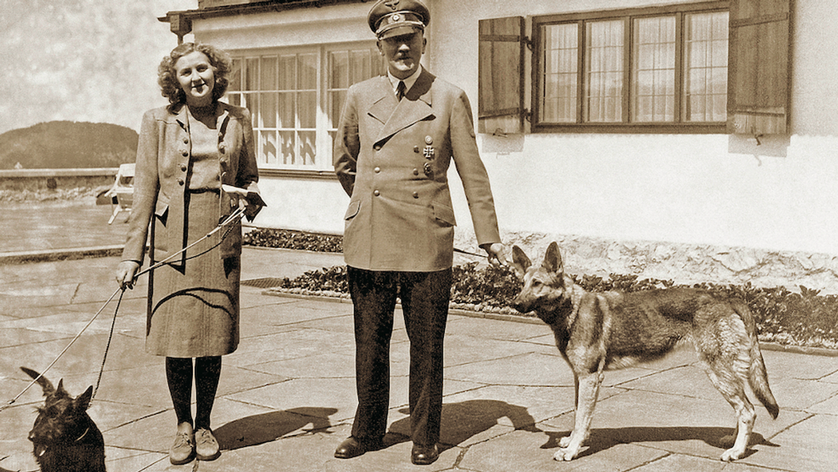 Eva Braun z terierem szkockim Katuschką i Adolf Hitler z owczarkiem Blondi. Zdjęcie z albumu Evy Braun, 1942 r.