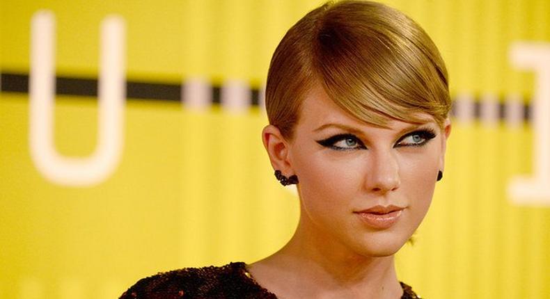 Taylor Swift donates 25,000 books to schools in need