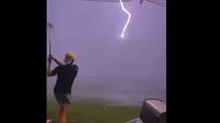 Egy srác megmutatta, miért kell abbahagyni a golfozást, ha jön a vihar