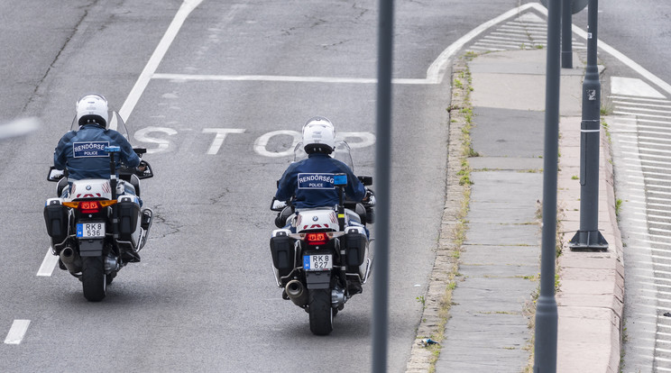 A járőr motorjával megkülönböztető jelzést használva elvezette az ukrán család autóját a Bethesda Gyermekkórházhoz/ Fotó: MTI/Mónus Márton